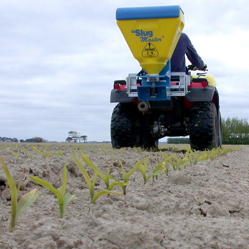 SLUGMASTER  pellet spreader with quick-attachment