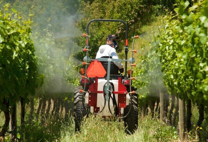 Trailing 300 litre sprayer - vertiboom